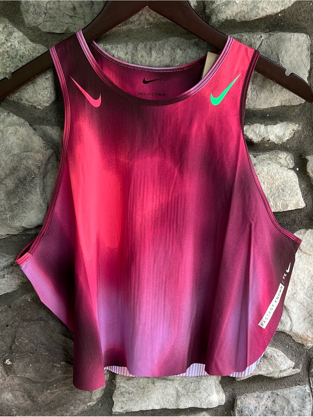 NEW Size Medium Nike AeroSwift
Womens Dri-FIT Pink ADV Cropped Running Tank Top - Picture 4 of 9